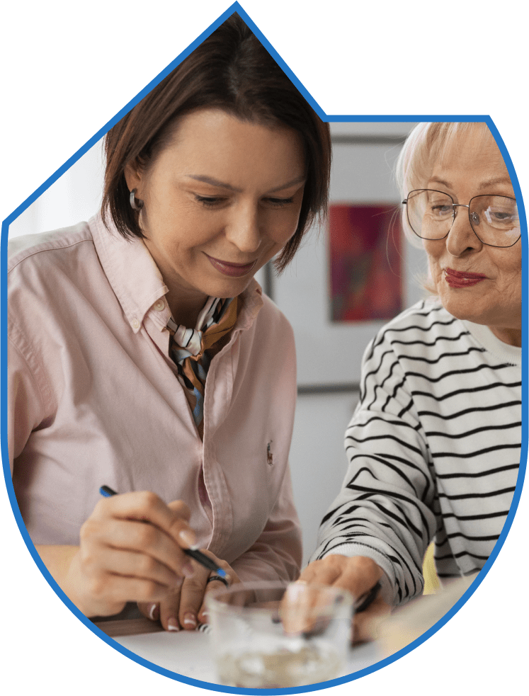 assistente aiuta signora anziana nelle pratiche assistente aiuta signora anziana nelle pratiche